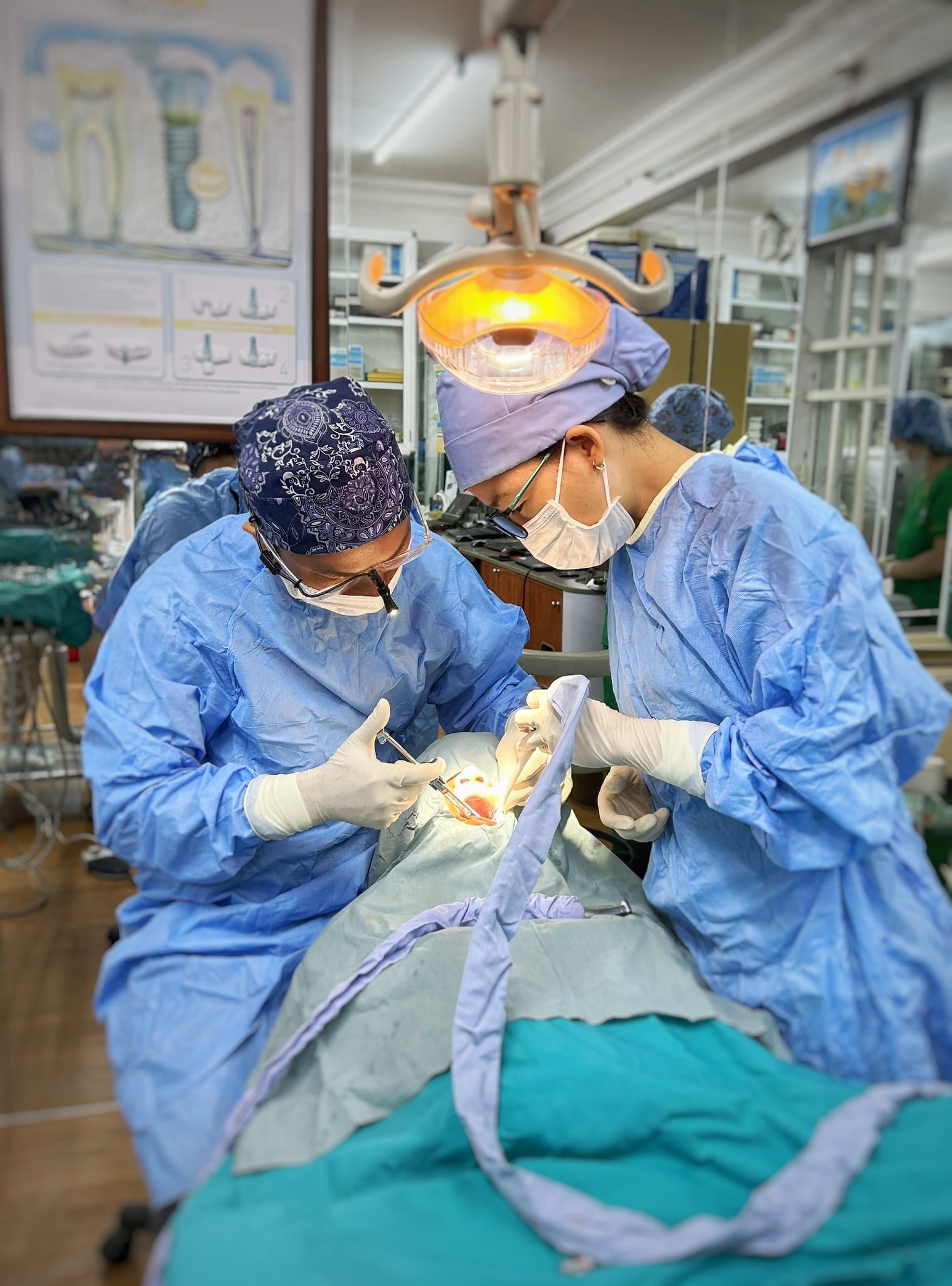 Nha Khoa Đông Tây Hội Ngộ chuyên cung cấp dịch vụ làm răng implant tại Đà Nẵng